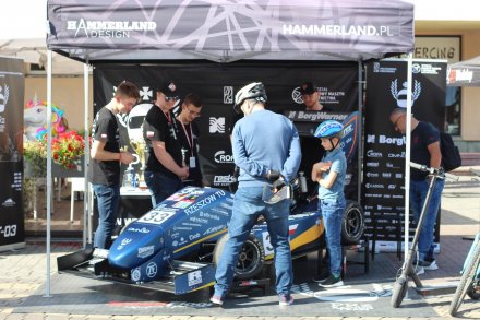 Studenci Politechniki Rzeszowskiej z koła Racing Team i ich bolid